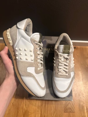 Valentino Rockrunner sneakers beige/vit - Rocnrunners | strl 42 | skick 8/10 | pris kan diskuteras! Box ingår ej!