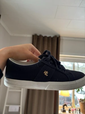 Marinblåa sneakers från Ralph Lauren - Fräscha skor från Ralph Lauren. Använda ca 2-3 gånger, stl 38. Bara att höra av er om frågor eller mer bilder, pris går att diskutera💕