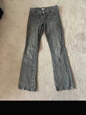 Gina Young jeans  - Jeans från Gina Young, i storlek 164 men passar mig som har S i vanliga fall också DOCK är de för korta för mig som är 169 cm lång 