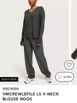 Mörkgrå stickad V-ringad tröja - Mysig mörkgrå stickad tröja från Vero Moda med V-ringning och långa ärmar. Tröjan har en avslappnad passform och är perfekt för lager-på-lager. Tillverkad i mjukt material som känns skönt mot huden.