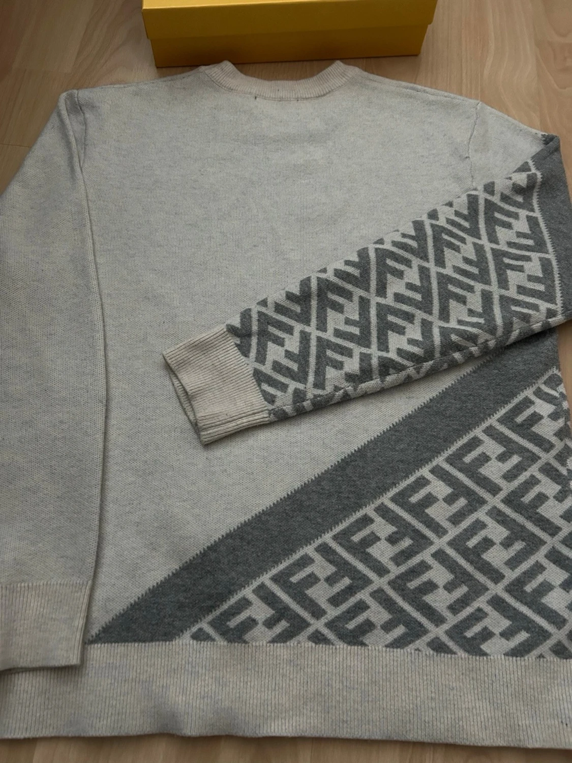 Grå stickad Fendi tröja  - 3