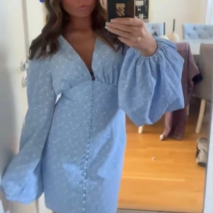 Adoore klänning  - Vill byta min blå adoore klänning i strl 36 mot den på andra eller tredje bilden i strl 34/36. Eller om nån är sugen på köpa min. Använd få gånger. 🩵🩵