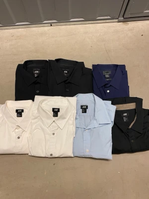 7st Skjortor (strl M) - Säljer 7 st skjortor från Hm , i storlek M. Nypris ligger på ca 200kr styck, dvs totalt 1400kr och mitt pris är 350kr för alla, dvs 50kr/st. Alla skjortor är i dunder skick och majoriteten har bara blivit använda någon gång, och någon skjorta har aldrig blivit använd. Frakt sker inom 24h, skriv vid frågor 🌟🌟
