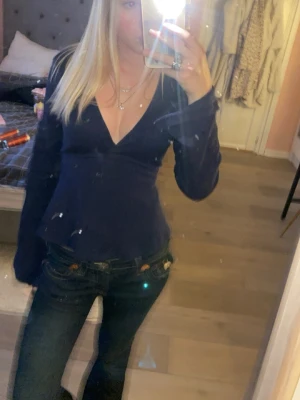 Marinblå uringad tröja - Super gullig tröja som är marinblå och V-ringad, man knyter den så det är en rosett bakom men har tyvärr ingen bild på det💕