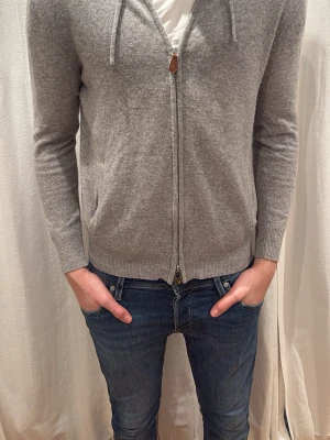 Grå Kashmir hoodie från Sayles - Riktigt snygg grå Kashmir zip hoodie från sayles. Ganska använd men fortfarande fint skick.