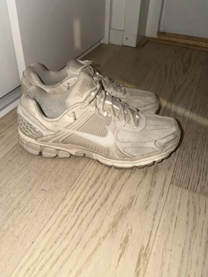 Nike zoom vomero 5 - Nike zoom vomero 5, ok skick pris kan diskuteras, storlek 45,5 passar 45 osså