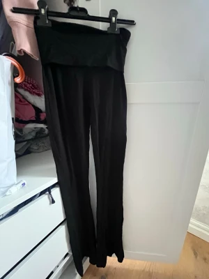 Svarta mjukisbyxor från 157 XXS - Svarta yogapants från 157 i storlek XXS. Byxorna har nedvikbar kant och bootcut. Material som är riktigt skönt att ha på sig. Perfekta för chill dagar eller när du vill ha det bekvämt.