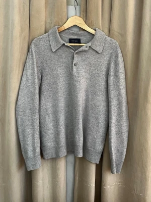 Grå pikétröja i cashmere från A Day's March - Grå stickad tröja från A Day’s March i 100 % cashmere. Väldigt mjuk och skön, funkar lika bra till vardags som lite mer uppklätt. Cashmeren hör även att den är väldigt varm nu under vintern och gör ett perfekt baslager till din outfit.  Använd men i fint skick, inga konstigheter. Har hängt mest i garderoben och förtjänar att användas mer än den gör här.  Säg till om du vill ha fler bilder eller mått.