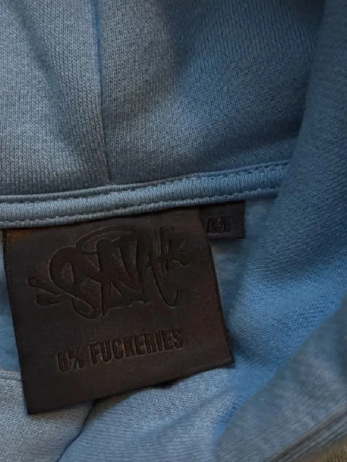 Ljusblå Streetwear Hoodie med Vit Logotyp• Trendig Ljusblå Hoodie med Graffiti-logga• Ljusblå Hoodie med Tryck på Huva• Modern Street Hoodie – Ljusblå• Casual Ljusblå Hoodie med Känguruficka - 3