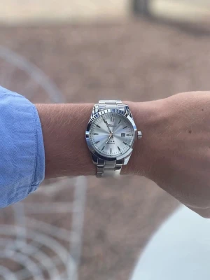 Silverfärgade klocka x Doventi - Säljer en riktigt fet klocka. klocka är helt ny och oanvänd, i toppskick och levereras komplett med originalbox. Den är garanterat utan defekter, har enkel justering för optimal passform och skickas samma dag som beställning.