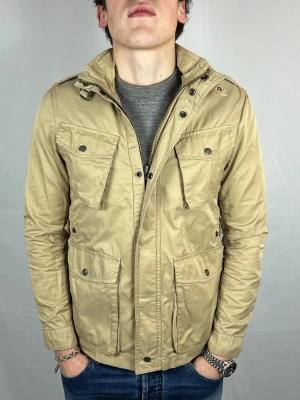 Woolrich Fieldjacket  - Size: S/M Skick: 9/10, väldigt bra utan märkbara defekter. Retail pris: 4000kr (+). Modellen är 185cm och väger 78kg. Hör av dig vid frågor eller funderingar!