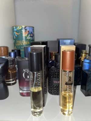 Två populära herrparfymer, 33 ml - Snygga och smidiga parfymflaskor från Giorgio Armani och Paco Rabanne. Perfekt storlek för väskan, 33 ml. Passar dig som vill ha en fräsch doft på språng. Testa några av de mest omtyckta herrdofterna! Kan även byta! 150kr st eller 300kr för båda!