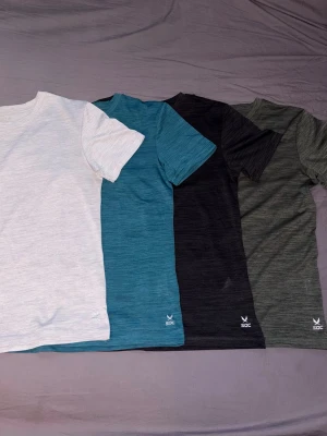 SOC t-shirts 4-pack - SOC t-shirts 4-pack i färgerna mörkgrå, grön, blå och vit. Storlek 158-164.  Alla är i nyskick och det finns inga tecken på att har använts då de mest bara legat i lådorna.  Köptes för 199:- styck från Stadium. Säljer alla 4 för 150:-.