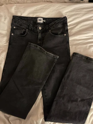 Svarta bootcut jeans  - Säljer dessa svarta lågmidjade bootcut jeans från lager157 (lite urtvättade därav ser de lite gråa ut), storlek S full length 💛