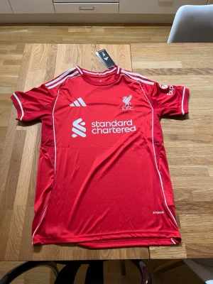 Liverpool tröja Adidas - Liverpool matchtröja från Adidas. Storlek S. Ny, aldrig använd (tagg kvar). Röd, AEROREADY. Perfekt skick.  Skriv om du har frågor!