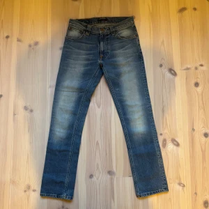 Nudie jeans med fades - Nudie jeans med schyssta fades | Modell: Thinn Finn  | Storlek W30 L32 | Skick: Mycket bra | Hör gärna av er vid frågor och funderingar!🤗