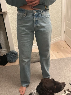 Ljusblå Lee rider classic jeans - Säljer ett par klassiska ljusblå jeans från Lee med rak passform och hög midja. W 28 och L 33. Helt nya