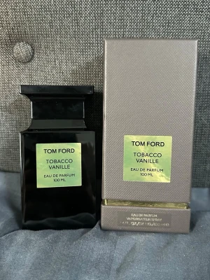 Tom Ford Tobacco Vanille 100ml - Exklusiv Tom Ford Tobacco Vanille Eau de Parfum, 100 ml. Tillverkad i USA. En ikonisk doft i lyxig förpackning, perfekt för dig som vill sticka ut och addera en elegant touch till din stil.