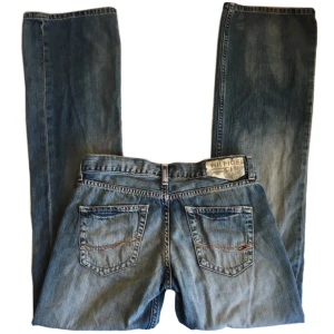 Vintage lowwaist flare jeans y2k, Tommy Hilfiger - Supersnygga lågmidjade utsvängda jeans! Midjemått 77,5cm, Grenhöjd 22cm, Innerbenslängd 85,5cm, Benöppning rakt över 23,5cm