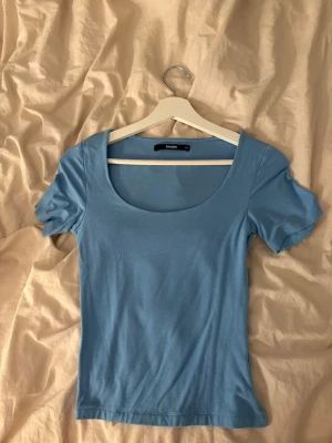 Blå topp - Säljer denna jättefina t-shirten som är u-ringad och i jätteskönt material💙🩵