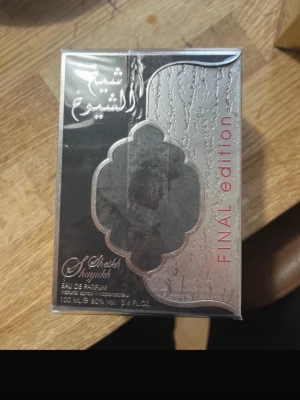 Sheikh Shuyukh parfym duo - Två exklusiva utgåvor av Sheikh Shuyukh: Final Edition och Luxe Edition. Båda är Eau de Parfum med 100 ml volym och 80% alkoholhalt. Snygga förpackningar som sticker ut i samlingen.