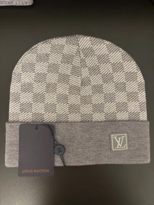 LvMössa - En fin grå mössa som går med många outfits. Den har bra kvalité. Mössan går för endast 249kr. Den har inga deflecter och har aldrig varit änvänt.