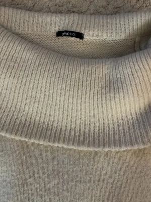 Offshoulder stickad tröja Gina Tricot - Säljer en ljusbeige stickad offshoulder-tröja från Gina Tricot. Tröjan har bred ribbad krage som vilar över axlarna och långa ärmar. Perfekt för dig som gillar en chill och trendig look med lite extra edge. Jätte jätte fin