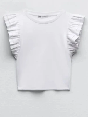 Vit topp med volangärmar från Zara - Supersöt vit topp från Zara med volangdetaljer på ärmarna. Storlek M men skulle säga passar en XS-S💞