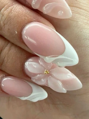 Handgjorda lösnaglar 💕 - Fransk tip med 3D-blomma. Skriv gärna vid beställning, önskemål och eller storlek!💕