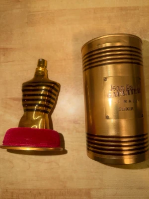 Jean Paul Gaultier Le Male Elixir - Snygg och lyxig parfym i guldigt utförande från Jean Paul Gaultier. Le Male Elixir är en ikonisk doft med unik design som sticker ut i samlingen. Perfekt för dig som vill ha något extra.