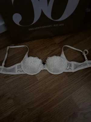 Spets Bh - Spets Bh, jätte gullig spets med en svart rosett. 70A-70B