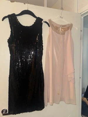 Svart paljettklänning/rosa klänning  - Två ”fest” klänningar, 60kr för en 100kr för båda. 