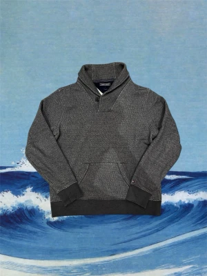  Tommy Hilfiger Tröja - Säljer denna feta Tommy Hilfiger Tröja. Storlek L, passar som L. 9/10 Skick. 100% bomull. Perfekt till våren🍃⭐️