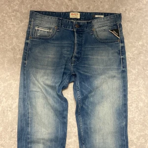 Replay Grover blå jeans - Säljer ett par Replay Grover jeans i klassisk blå tvätt med snygga slitningar och kontrastsömmar. Storleken är 29,32 å sitter najs