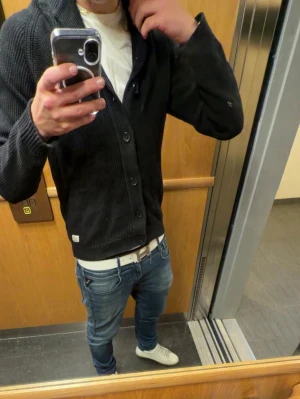 Stickad cardigan - Säljer en tvär fett svart stickad cardigan från Jack & Jones. Storlek S och väl omhändertagen. Vid fler frågor och funderingar är det bara att höra av sig 