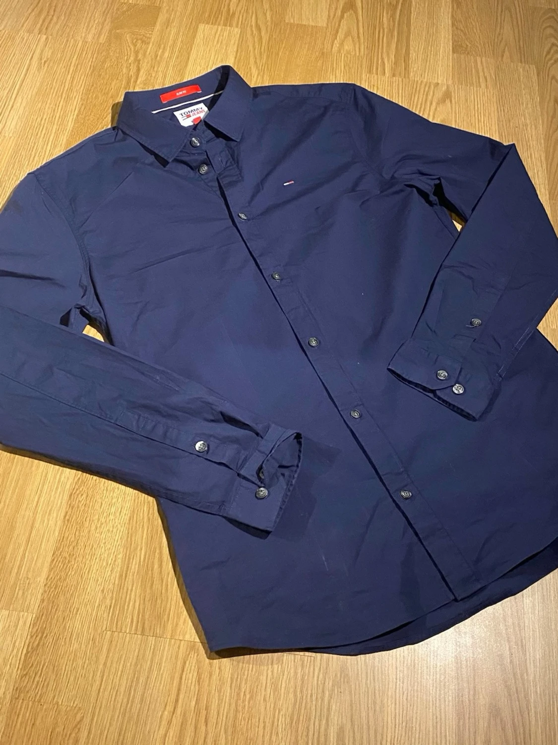 Mörkblå skjorta från Tommy Jeans - 1