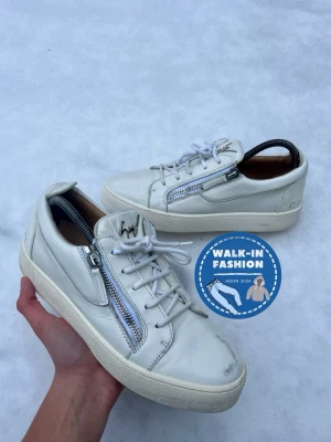  Giuseppe Zanotti sneakers - Tja! Säljer nu dessa sjukt snygga giuseppe zanotti skor. Nypris ligger runt 6000kr men säljs nu för 1099kr. Skick 7.5/10 har defekter men har så sjukt mycke kvar att ge. Hör av er vid frågor!