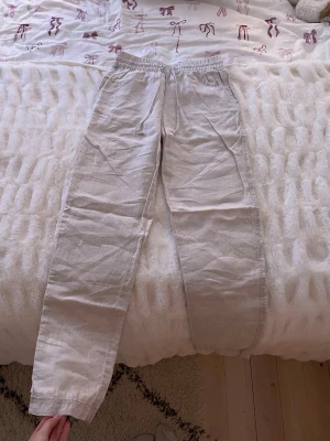 Beiga linnebyxor - Fina, somriga och ordentliga linnebyxor i bra kvalitet, knappt använda! Modellen blir lite smalare mot slutet av byxan💕