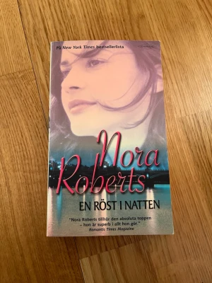 En röst i natten - Radioprataren Cilla O'Roarke trollbinder Denver med sin röst, men när ett hotfullt samtal tvingar henne att be polisen om hjälp förändras allt. Spänning, romantik och faror väntar när Boyd Fletcher får i uppdrag att skydda henne. Perfekt för dig som gillar romantiska thrillers!