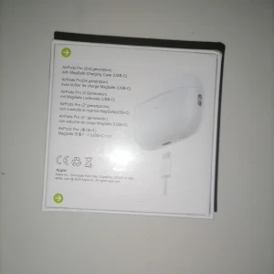 AirPods Pro (2nd generation) with MagSafe Charging Case (USB-C) - Säljer ett par Apple AirPods Pro (2nd gen) med MagSafe-laddningsetui (USB-C). Komplett i originalförpackning med tillbehör. Hörlurarna är i nytt  i original förpackning skick och Perfekt för dig som vill ha trådlöst ljud av högsta kvalitet.