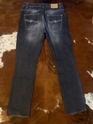 Nudie LowSlimJim Slim/Bootcut - Tjena! Säljer dessa riktigt feta vintage nudie LowSlimJim, byxorna är slimfit med lite lite bootcut, W33/L34, modellen är 188cm, hör av dig vid funderingar!🙌