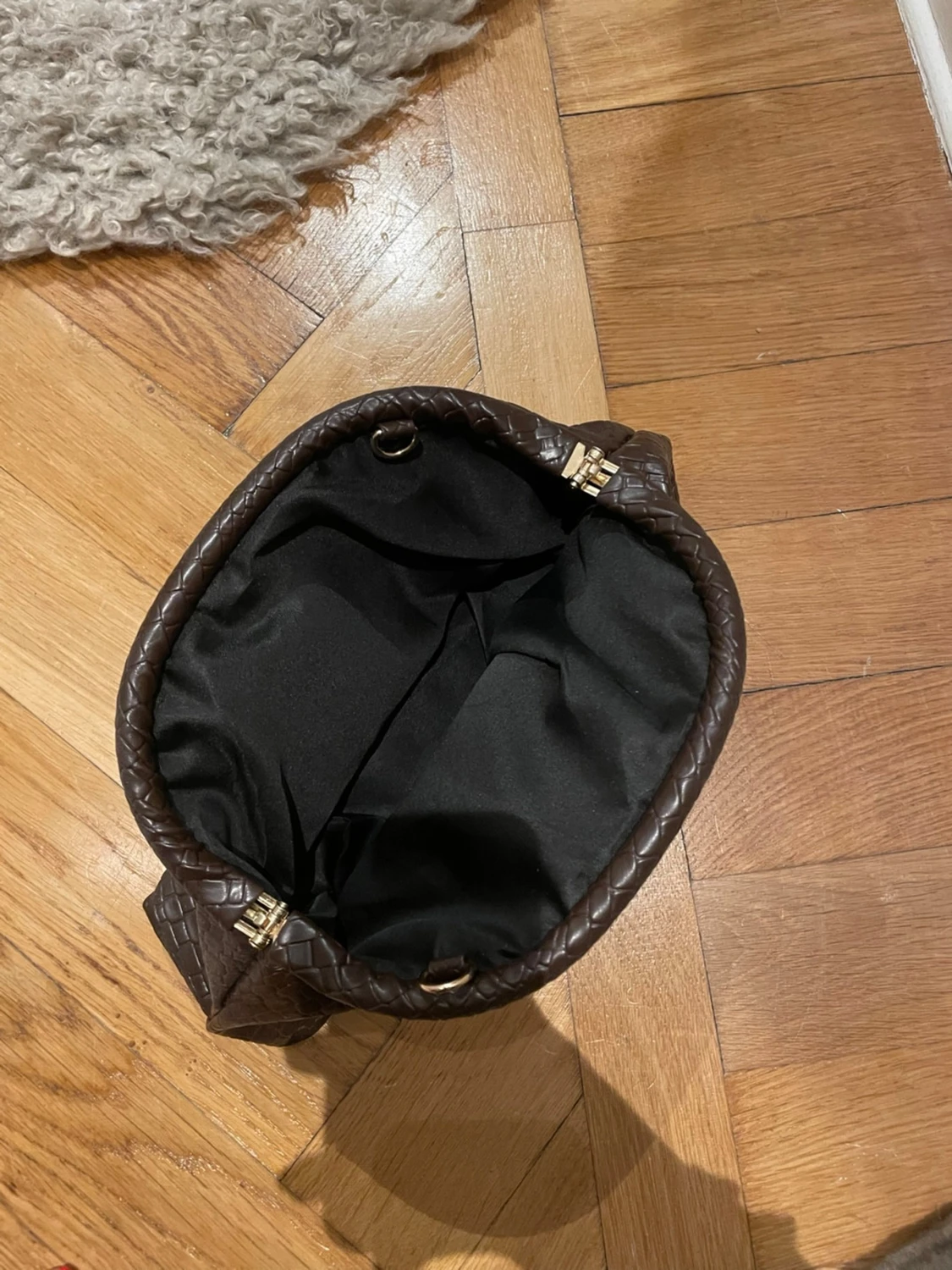 Mörkbrun kuvertväska i skinnimitation - 1