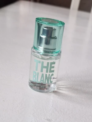 Solinotes Thé Blanc EdP 20 ml - Fräsch och modern Eau de Parfum från Solinotes med namnet Thé Blanc (White Tea). Clean Beauty och PETA Approved – perfekt för dig som vill ha en trendig och djurvänlig doft.
