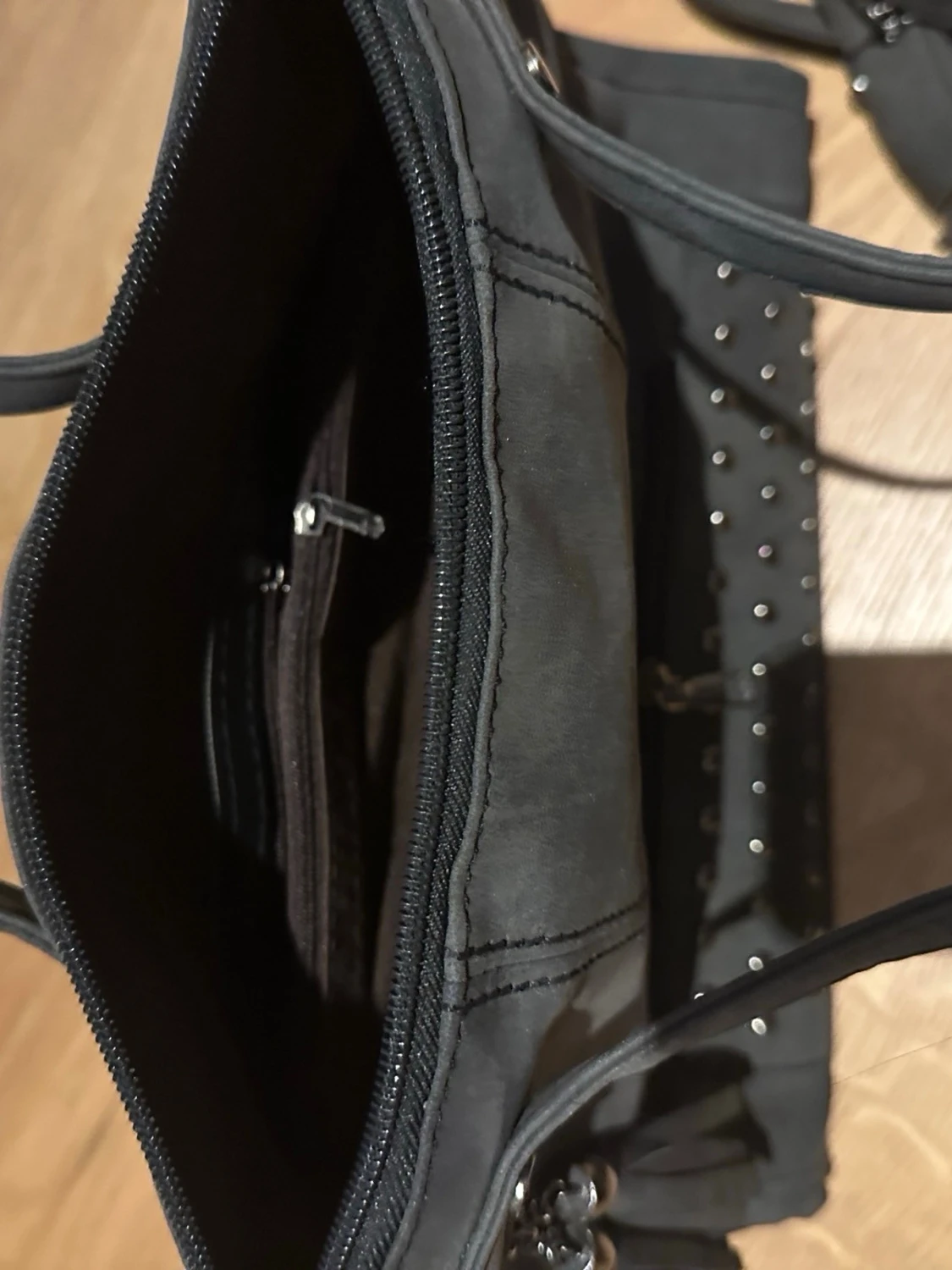 Mörkgrå mocka handväska med nitar och tofsar - 4