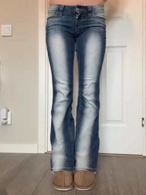 Kvargjeans Cheap Monday  - Jag säljer mina kvargjeans från Cheap Monday pga att de blivit för små för mig. De är i fint skick och endast lappen på baksidan har blivit sliten! Jag är 167 och de är perfekt längd för mig. Hör av er vid frågor eller funderingar🤗