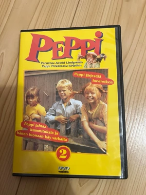 Peppi pitkätossu 2 dvd - Peppi pitkätossu dvd sarjan 2 osa. Testattu toimivaksi. Ikäraja k3. Kielet: ruotsi, tanska. Tekstitys: suomi, ruotsi, tanska, norja. Eläintalous MMM, lisätietoja saa kysymällä Katsothan myös muut ilmoitukseni Tarjoa 