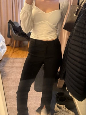 Svarta kostymbyxor från bubbelroom - svarta kostymbyxor från bubbelroom storlek 34 med slits längst ner i benen