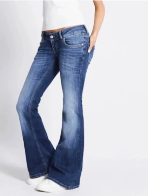 Låga bootcut jeans  - Säljer ett par galet låga bootcut jeans från lager 157 då jag beställde för stor storlek(s). Passar mig i längden som är 158cm. Bara testade (lånade bilder, be om fler ifall du är intresserad)🩷nypris 400kr