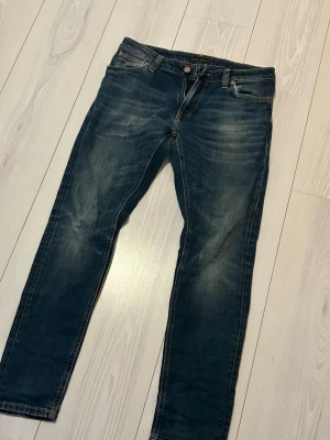 Blå jeans från Nudie Jeans  - Säljer ett par lite schysstare par Nudie Jeans i storlek w30. De är i modell slim och är i mycket bra skick, inga defekter och jäkligt snygga. Om funderingar, skriv gärna! 