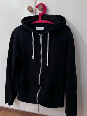 Mörkblå Pier One - Pier One hoodie, mörkblå. Den ser svart ut. Men den är mörkblå.